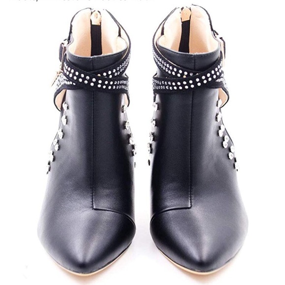 pointed buckle shoes